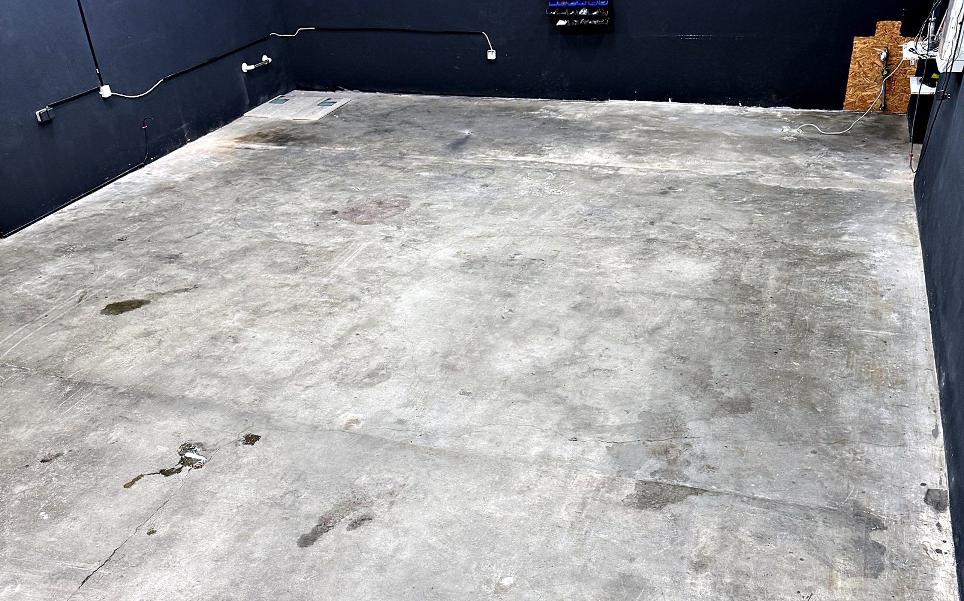Werkstattboden aus rohem Beton vor der Beschichtung
