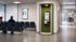 Ein Kiosk und ein Smartphone zeigen eine Zeichentrickärztin in einer Klinik.