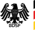 Schwarzer Bundesadler mit der Aufschrift BDSF darunter, auf dunkelgrünem Hintergrund, rechts ein vertikaler Streifen der deutschen Flagge.