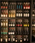 Italienische Weinauswahl im Regal – Trattoria da Raffaele Koblenz