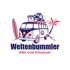 Weißer VW-Bus mit Gepäck auf dem Dach, Surfbrett, Palme und Text "Weltenbummler Niki und Emanuel".