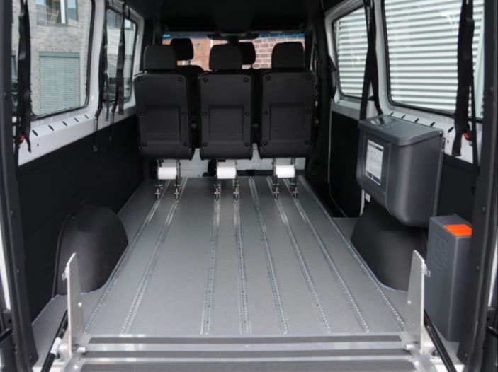 Sprinter mit Heckabsenkung und Auffahrrampe – Bild 4