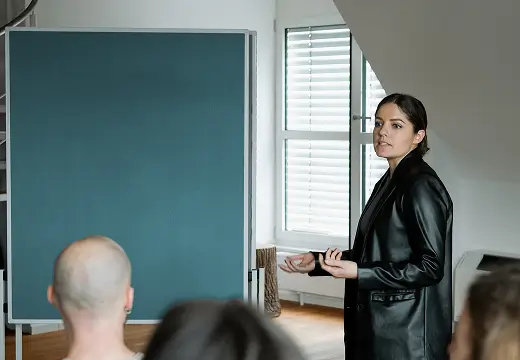 Saadia im Beratungsgespräch