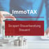 Eine Person hält einen Stift über ein Modellhaus, mit den Texten "ImmoTAX" und "Stiftung gründen".