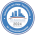Blaues und weißes rundes Abzeichen mit "Teilnahme am PMA® Fachtraining für Immobilienmakler 2024" und Stadtbild.