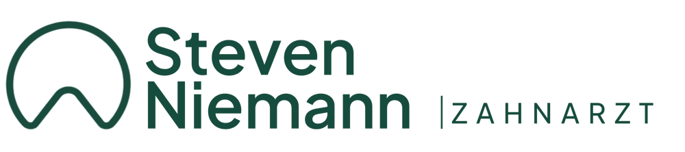 Logo von Steven Niemann Zahnarzt mit abstraktem Zahnsymbol in Dunkelgrün auf weißem Hintergrund.