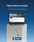 Laptop auf weißem Podest zeigt LinkedIn-Profil von Tobias Pöschl, darunter LinkedIn-Logo mit Pfeil.