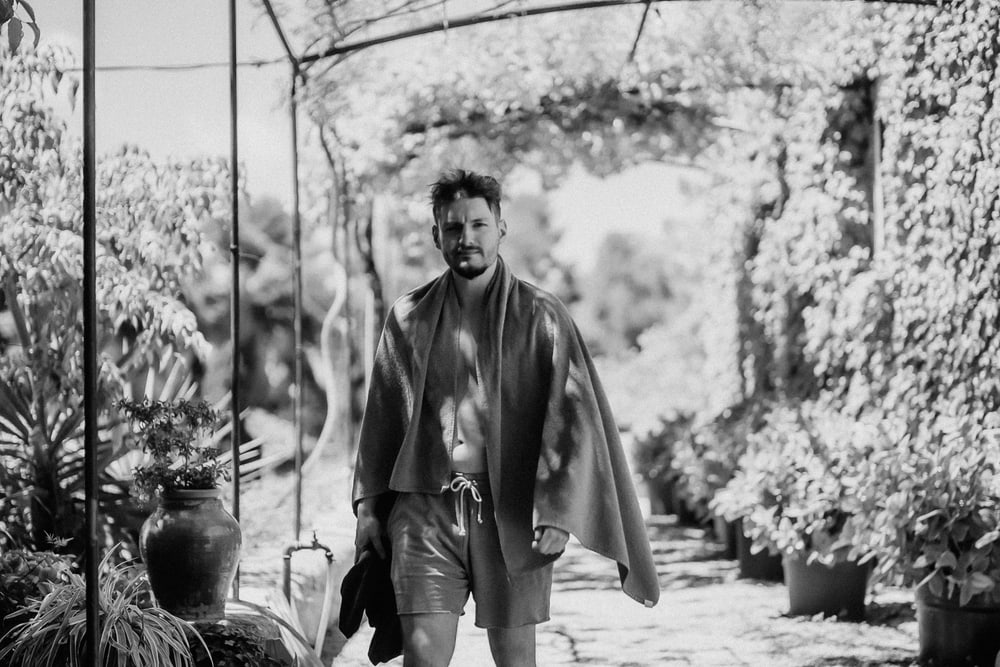 Mann in der Pergola, Schwarz-Weiß