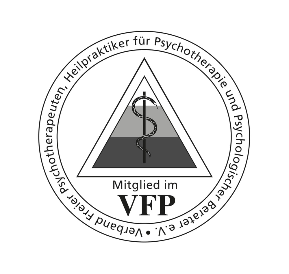 Logo des VFP: Dreieck mit Äskulapstab, umgeben von einem Kreis mit "Verband Freier Psychotherapeuten" Text.