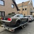 Sportwagen-Transport vor Wohnhaus