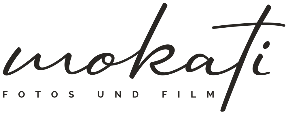 Mokati Fotos und Film Logo in Schwarz auf grünem Hintergrund.