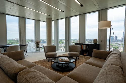 Lounge der BFP mit Panoramablick auf die Frankfurter Skyline