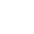 Weiße Feder mit einem Kiel und feinen Härchen auf dunklem Hintergrund.