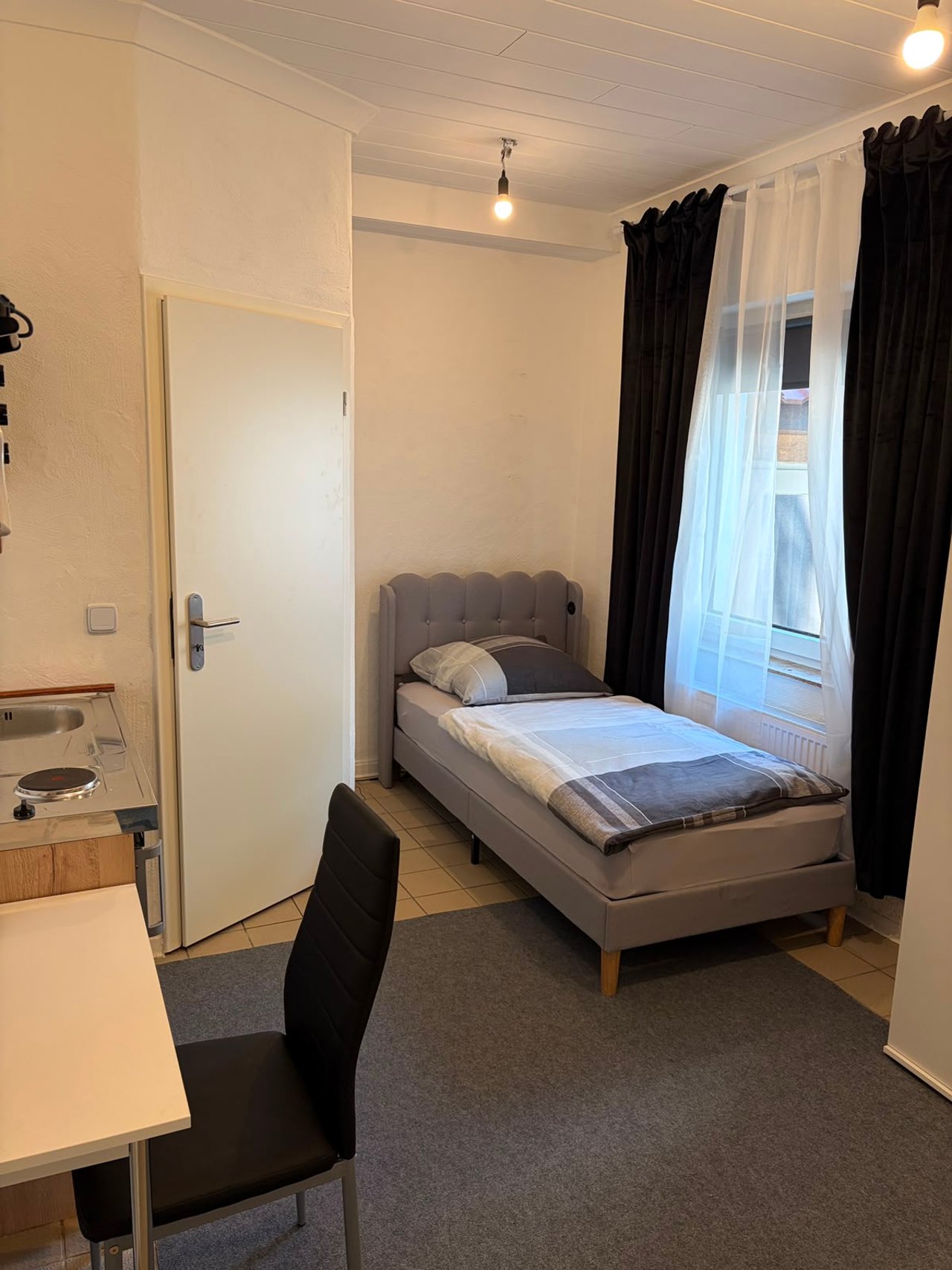 Ein-Zimmer-Apartment – Wohn- und Schlafbereich