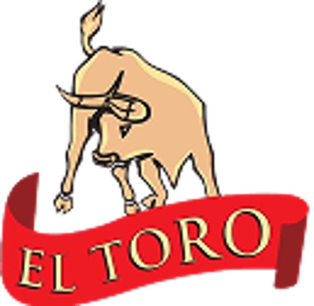 Beige-brauner Stier mit Hörnern, der über einem roten Band mit der Aufschrift "EL TORO" steht.