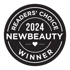 Schwarzes rundes Siegel mit weißem Text „Readers’ Choice 2024 NewBeauty Winner“ und einem kleinen Herz in der Mitte.