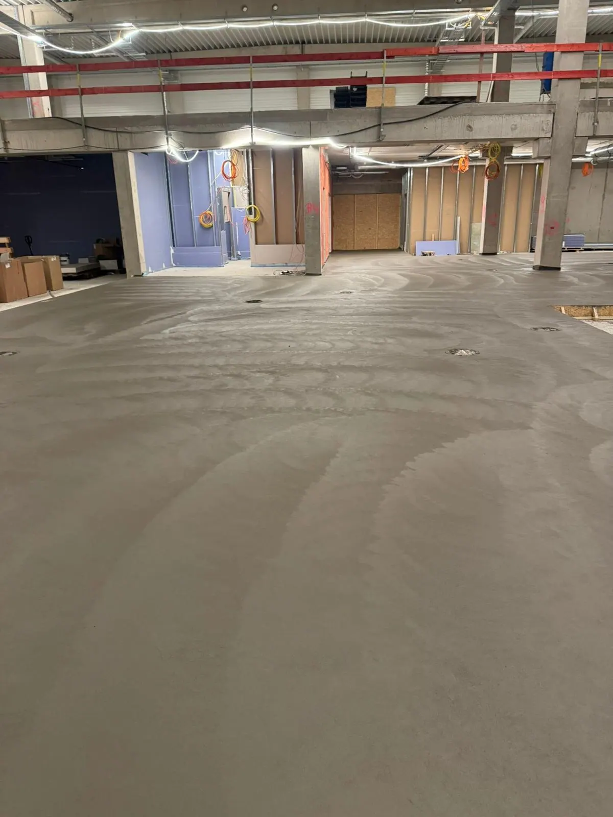 Geglätteter Betonboden in einer Halle
