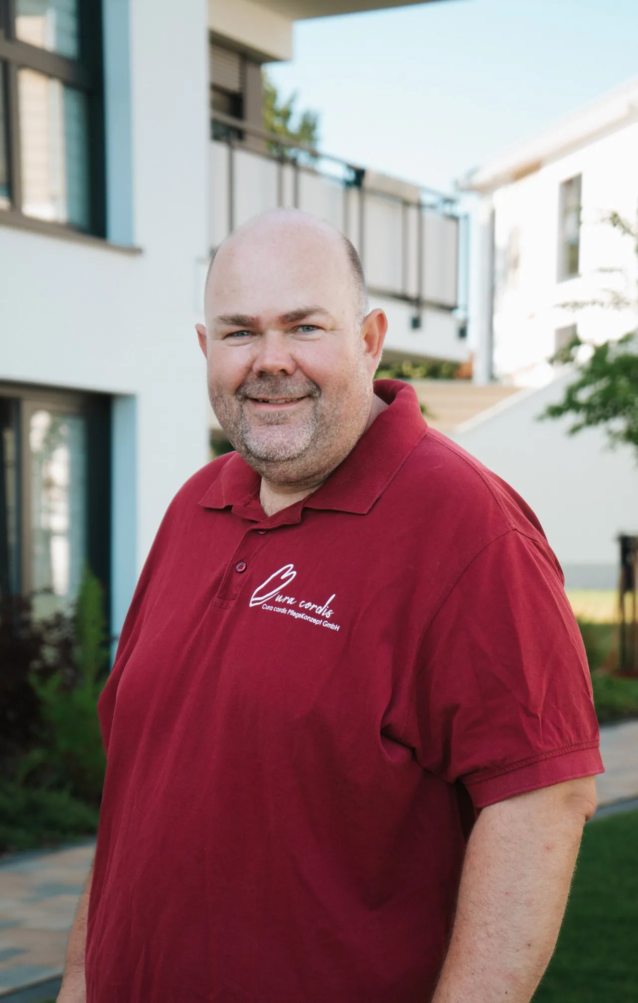 Mitarbeiter von CuraCordis im roten Poloshirt
