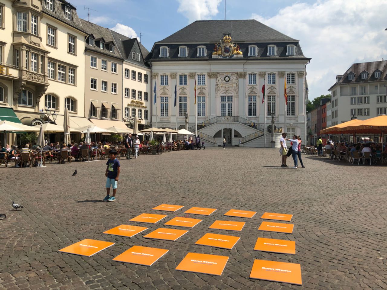 Bonn-Memo-XXL-Spielfeld auf dem Bonner Marktplatz vor dem Alten Rathaus