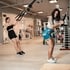 Zwei Frauen trainieren im Fitnessstudio
