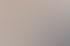 Zwei Frauen unterhalten sich in einer Büroküche mit Mikrowelle und Wasserkocher.