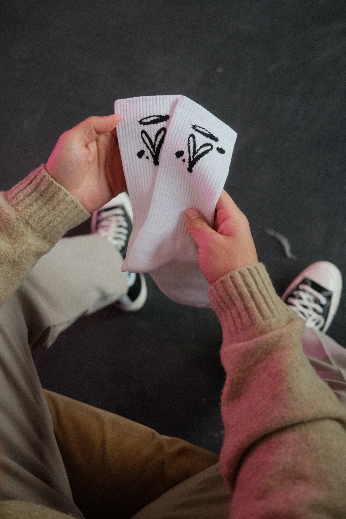 Nahaufnahme einer Socke mit eingestricktem Logo, das für das Einstricken vorbereitet wurde