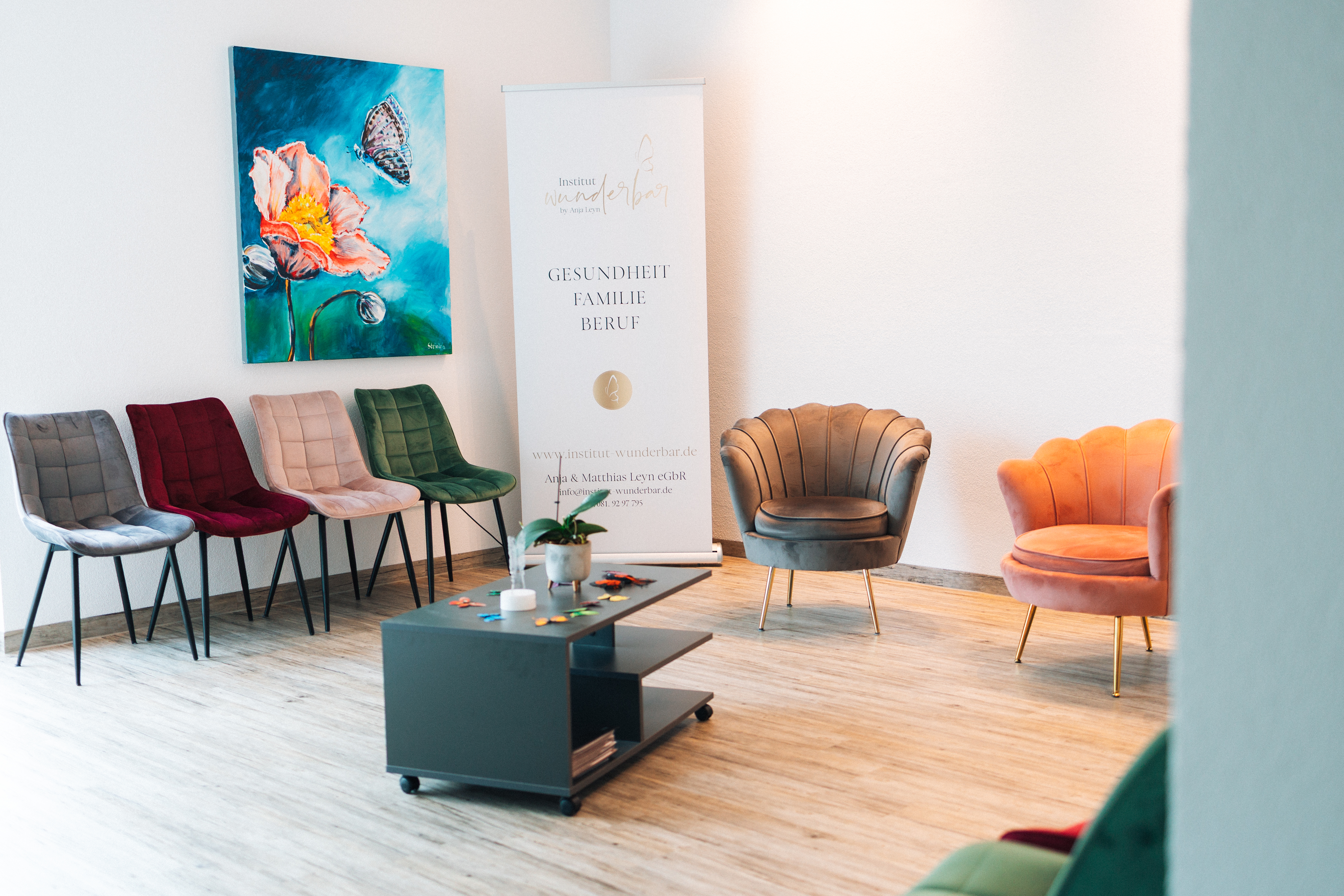 Leseecke mit Chesterfield-Sofa und Bücherwand