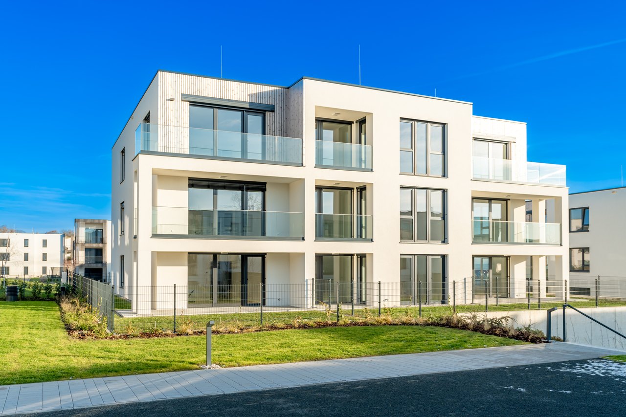 Modernes helles Mehrfamilienhaus