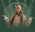 Laura Thater lächelnd mit offenen Händen auf einer grünen Bühne