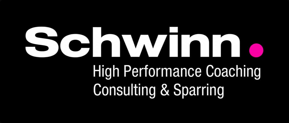 Schwinn Logo mit dem Text High Performance Coaching, Consulting & Sparring sowie einem pinken Punkt auf schwarzem Grund.