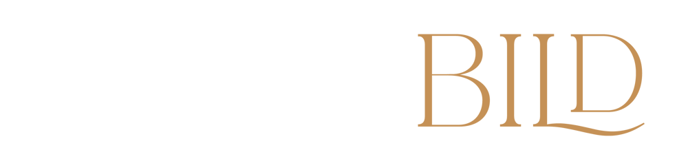 TRAU[M]BILD-Logo in Weiß und Gold auf dunkelgrünem Hintergrund.