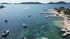 Drohnenvideo weggeflogen von der Villa Limoncello und Aussicht aufs Meer und umliegende Wälder.
