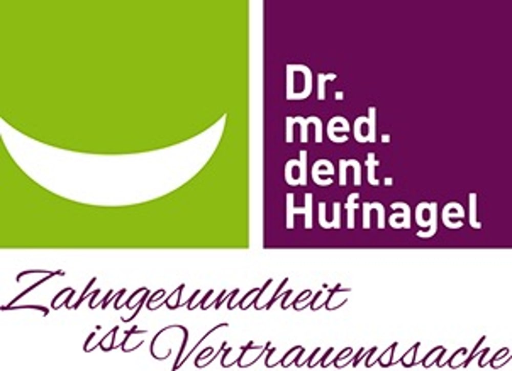 Dr. med. dent. Hufnagel Logo: Grünes Quadrat mit weißem Lächeln, daneben violetter Block mit weißem Text.