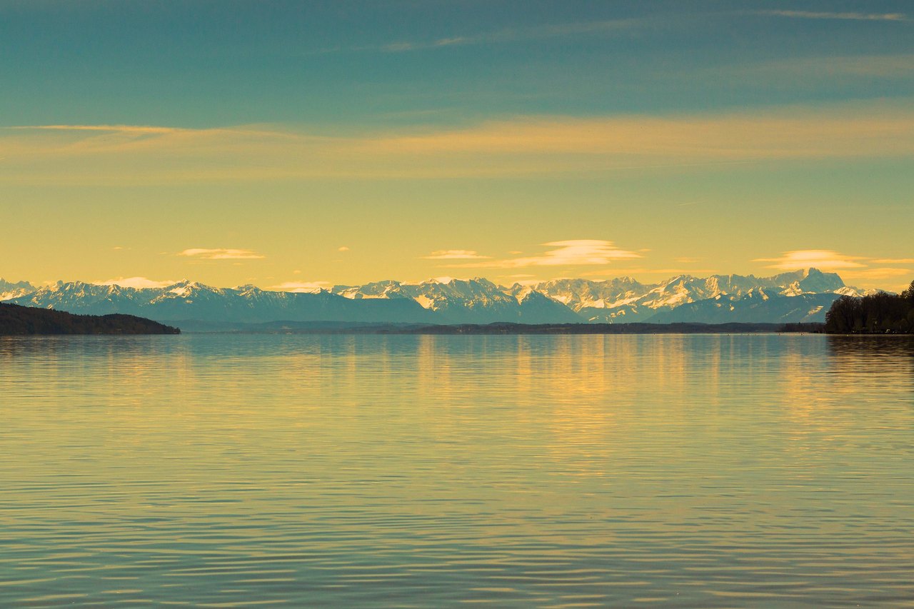 Morgenstimmung am Starnberger See mit Spiegelung im Wasser
