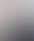 Eine junge Frau mit braunen Haaren und einer dunklen Bluse trägt eine braune Brille.