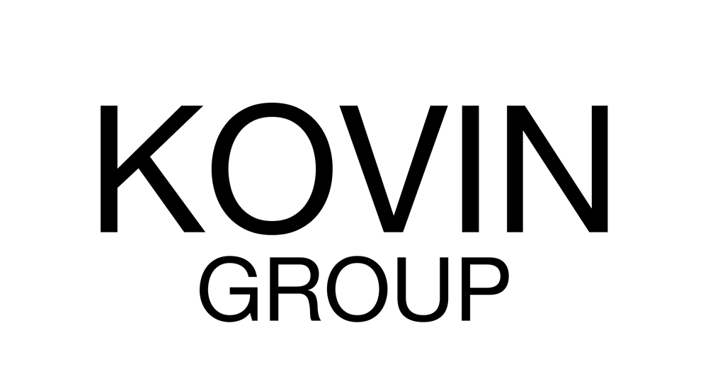 Schwarzer Text "KOVIN GROUP" auf dunkelgrünem Hintergrund.