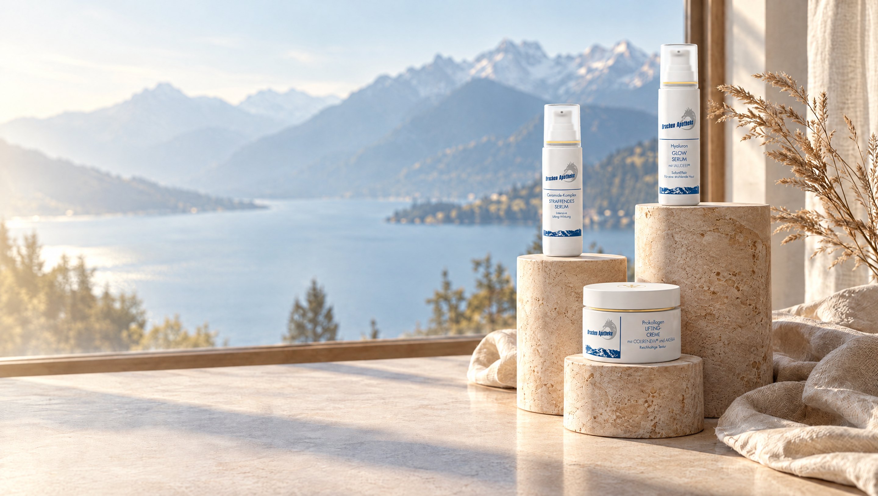 Eigenmarken-Produkte auf Travertin-Sockeln vor Bergsee (KI-generiert)