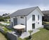 Modernes weißes Einfamilienhaus mit Satteldach, Terrasse, Sonnenschirm und Garten mit Gabionenzaun.