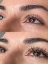 Ein Vorher-Nachher-Vergleich der Augen einer Frau mit Wimpern, die oben unbehandelt und unten verlängert sind.