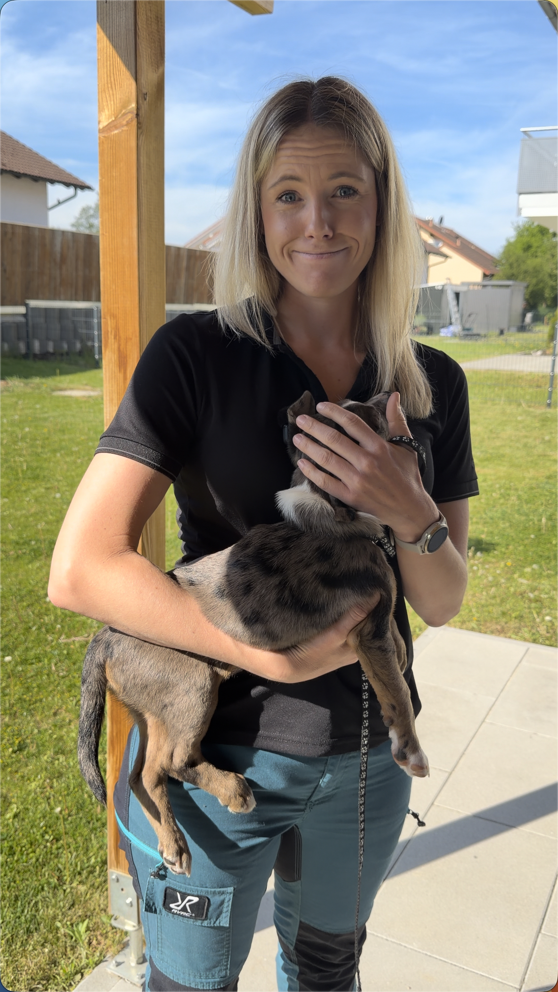 Sabrina Bamba mit Welpe Bruce auf dem Arm