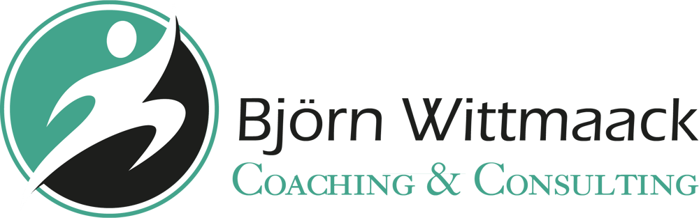 Logo: Weisse, stilisierte Person in Bewegung in einem türkisen und schwarzen Kreis, daneben "Björn Wittmaack Coaching & Consulting".