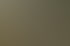 Drei Männer umarmen sich lächelnd in einem Waldstück.