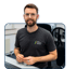 Dominik Walter am Arbeitsplatz im Büro