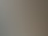 Ein Mann mit Brille und gelbem Pullover arbeitet an einem Computerbildschirm im Büro.