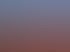 Rote Ziegeldachfläche mit Montageschienen für eine Photovoltaikanlage bei Sonnenuntergang und einem Sicherheitsgerüst.