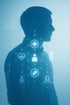 Silhouette eines Mannes mit verbundenen medizinischen Symbolen wie Herz, Tablette, DNA und Person auf blauem Hintergrund.