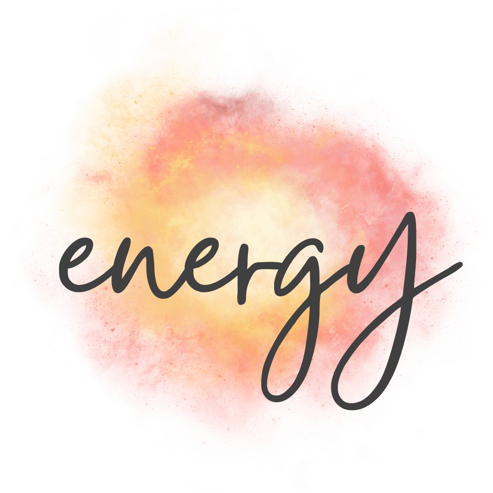 Das Wort "energy" in schwarzer Schreibschrift auf einem runden, rot-orangefarbenen Farbfleck.