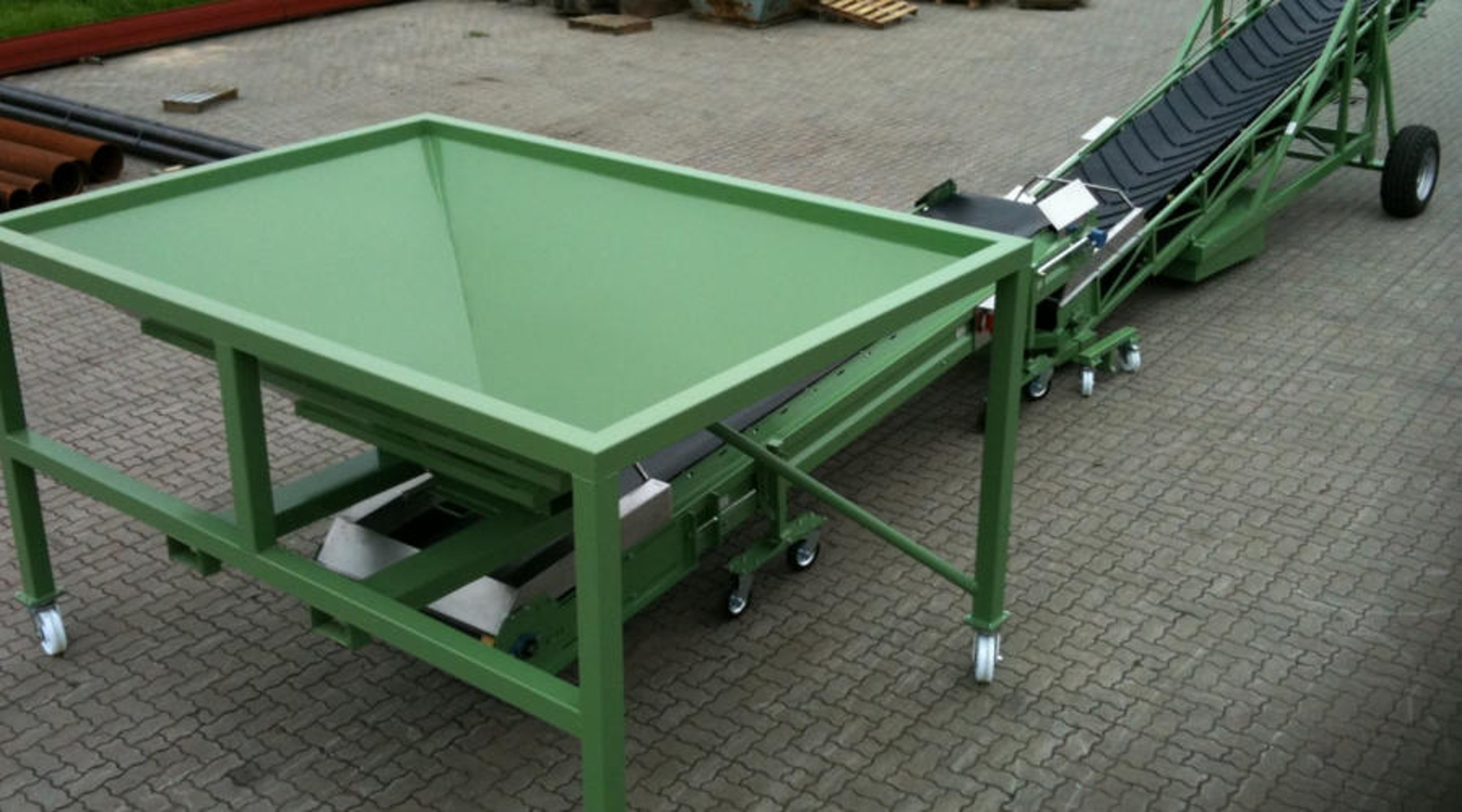Feed hopper with steep conveyor
