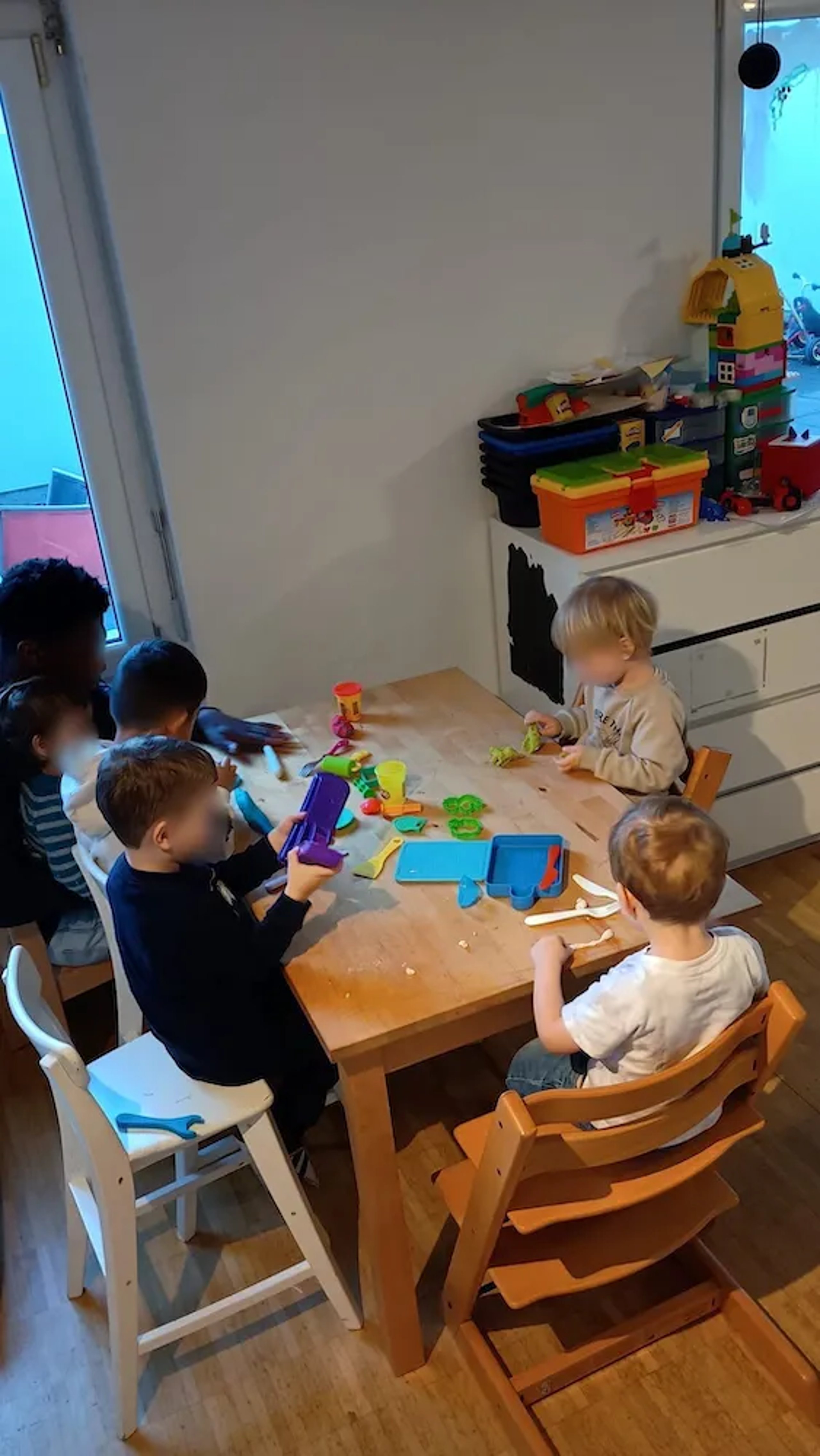 Kinder basteln am Tisch in der Kita Wunderkiste