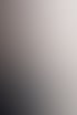 Eine Frau zeigt mit einem roten Stift auf einen architektonischen Grundriss an einer Wand mit Bauplänen.